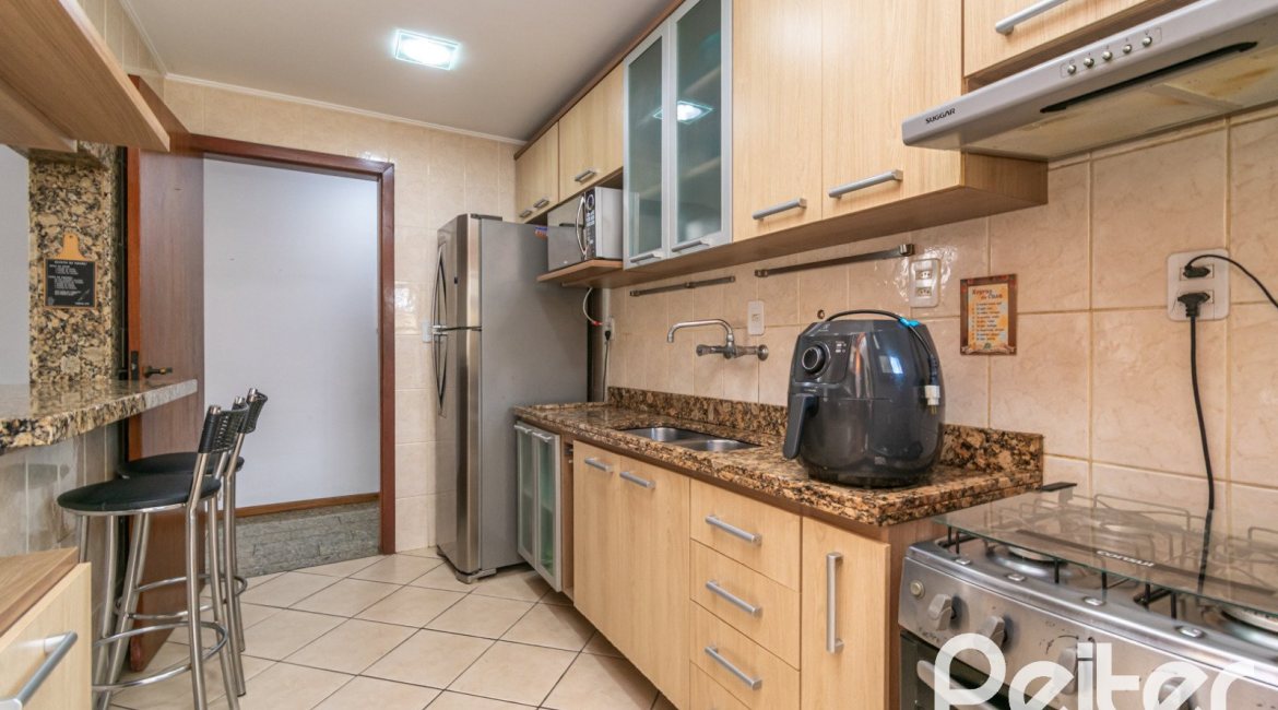 Cobertura à venda com 180m², 2 dormitórios, 1 suíte, 2 vagas, no bairro Vila Assunção em Porto Alegre