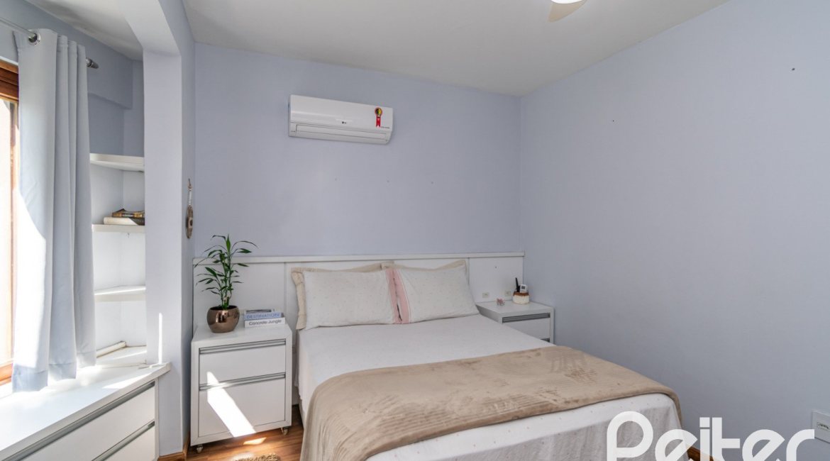Cobertura à venda com 180m², 2 dormitórios, 1 suíte, 2 vagas, no bairro Vila Assunção em Porto Alegre