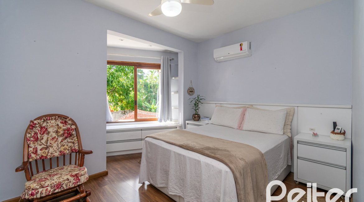 Cobertura à venda com 180m², 2 dormitórios, 1 suíte, 2 vagas, no bairro Vila Assunção em Porto Alegre