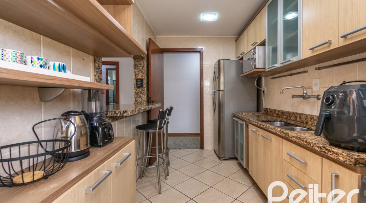 Cobertura à venda com 180m², 2 dormitórios, 1 suíte, 2 vagas, no bairro Vila Assunção em Porto Alegre