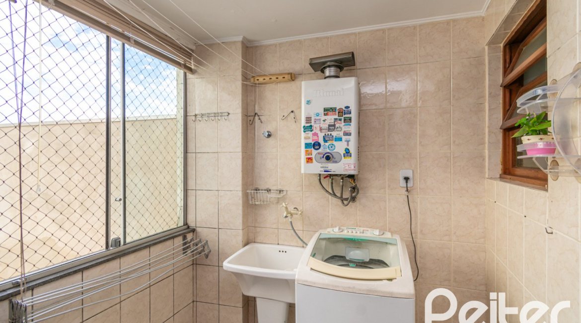 Cobertura à venda com 180m², 2 dormitórios, 1 suíte, 2 vagas, no bairro Vila Assunção em Porto Alegre
