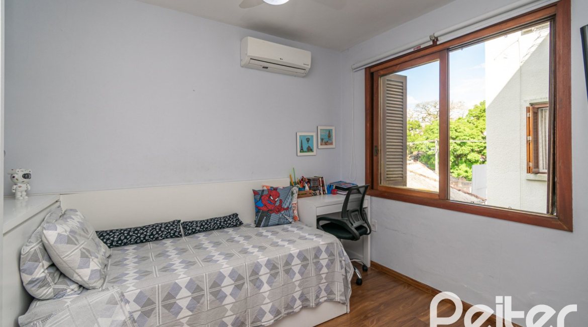 Cobertura à venda com 180m², 2 dormitórios, 1 suíte, 2 vagas, no bairro Vila Assunção em Porto Alegre