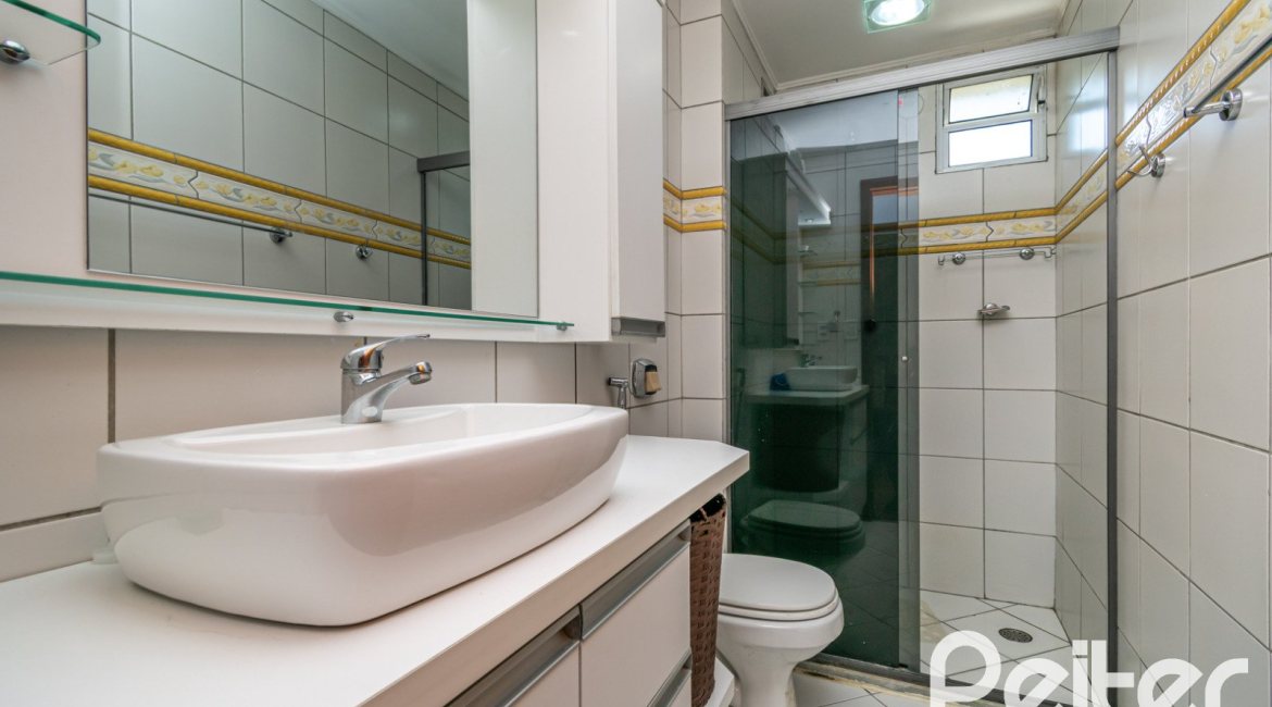 Cobertura à venda com 180m², 2 dormitórios, 1 suíte, 2 vagas, no bairro Vila Assunção em Porto Alegre