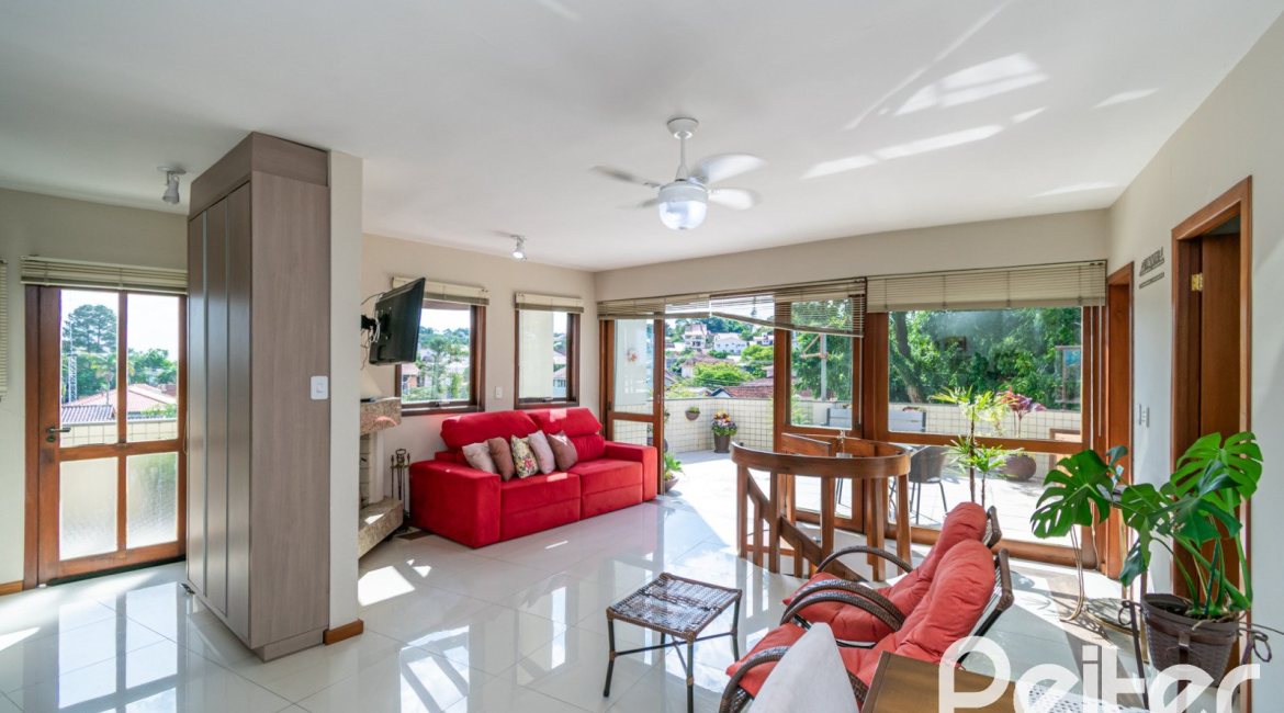 Cobertura à venda com 180m², 2 dormitórios, 1 suíte, 2 vagas, no bairro Vila Assunção em Porto Alegre