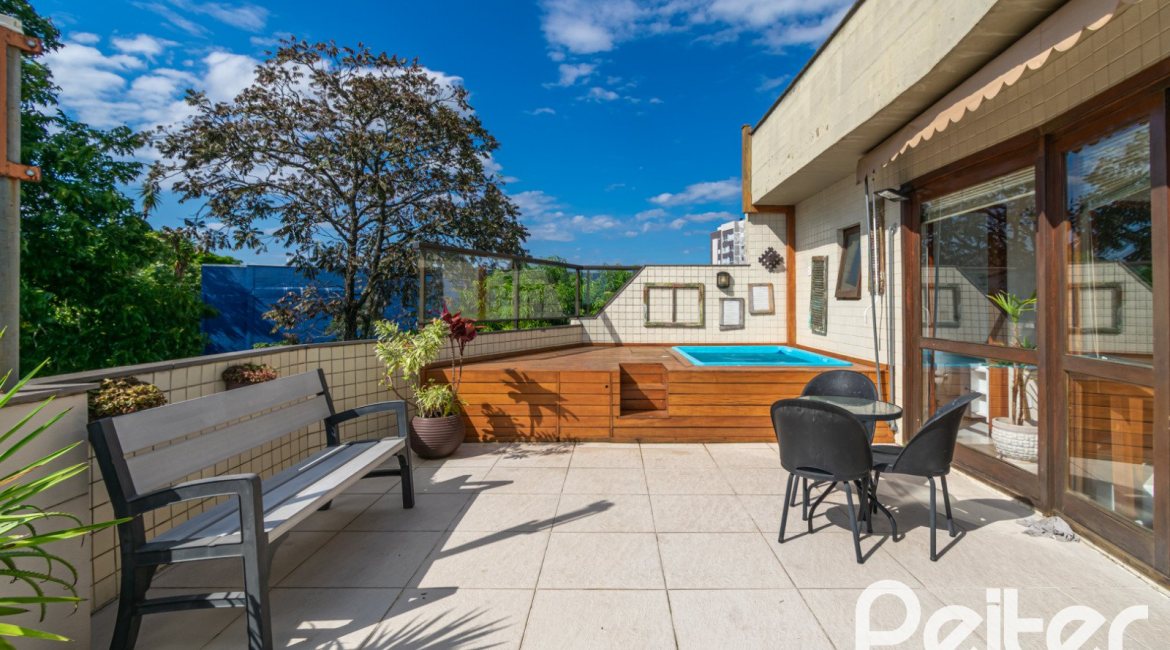 Cobertura à venda com 180m², 2 dormitórios, 1 suíte, 2 vagas, no bairro Vila Assunção em Porto Alegre