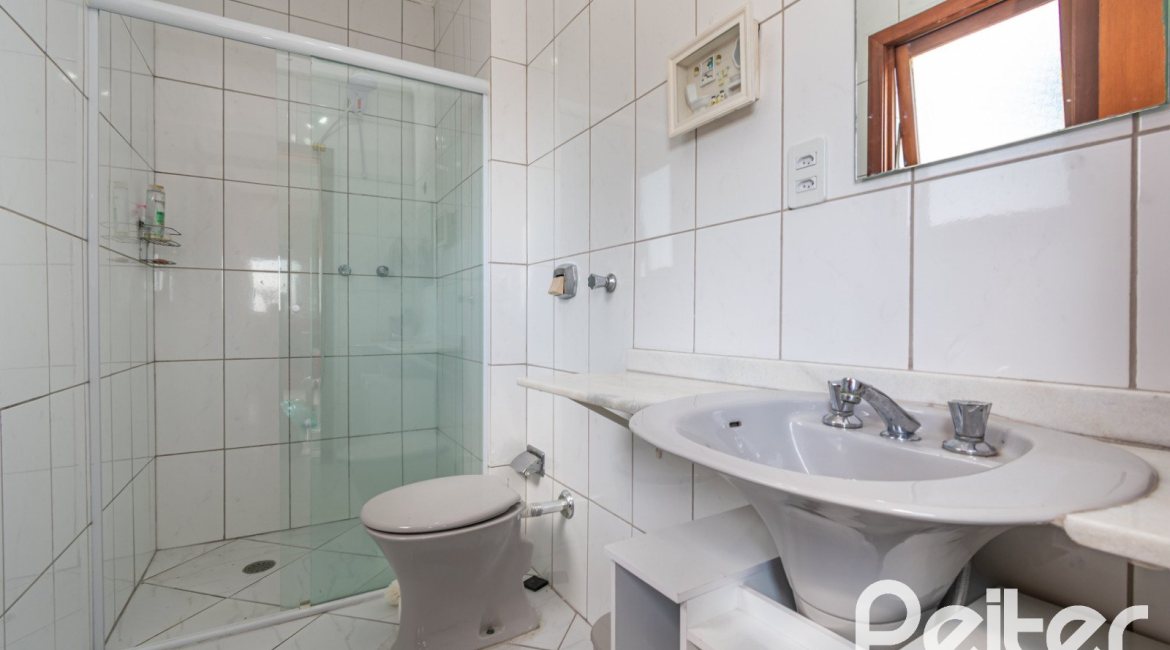 Cobertura à venda com 180m², 2 dormitórios, 1 suíte, 2 vagas, no bairro Vila Assunção em Porto Alegre