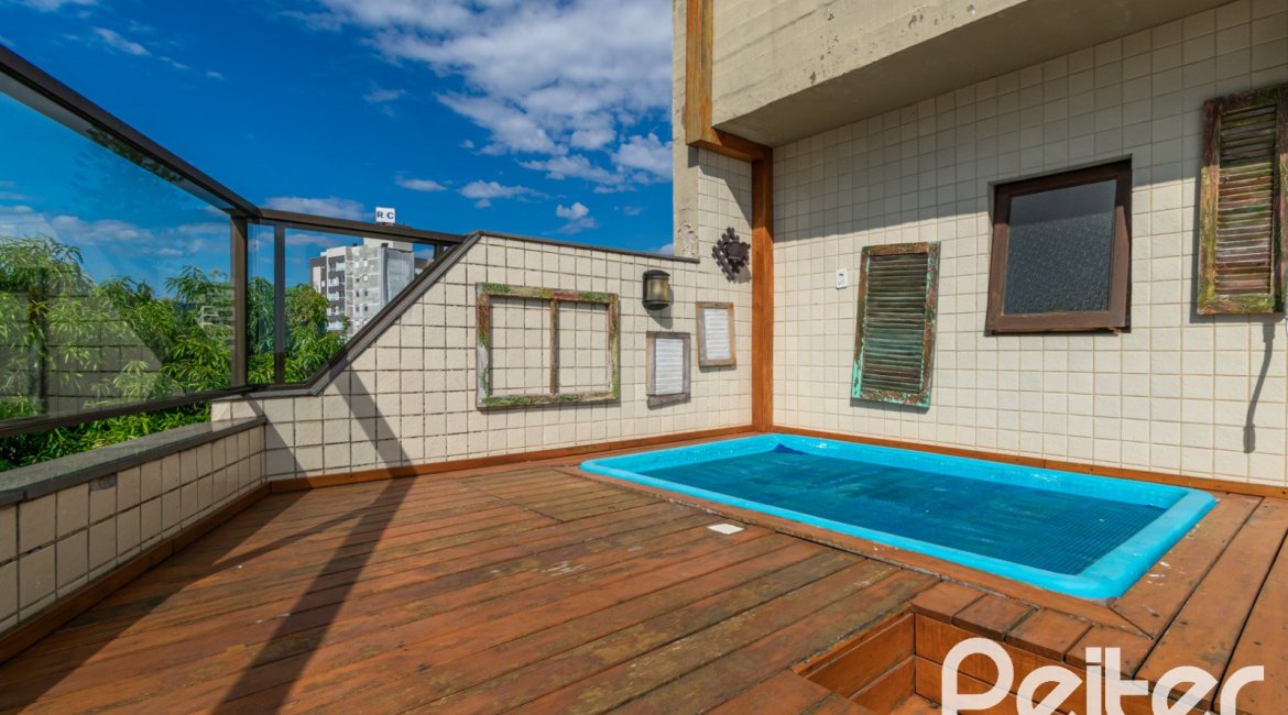 Cobertura à venda com 180m², 2 dormitórios, 1 suíte, 2 vagas, no bairro Vila Assunção em Porto Alegre