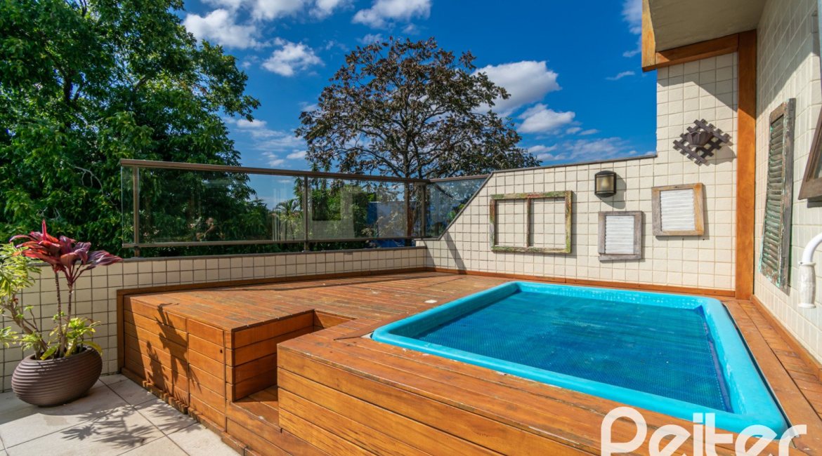 Cobertura à venda com 180m², 2 dormitórios, 1 suíte, 2 vagas, no bairro Vila Assunção em Porto Alegre