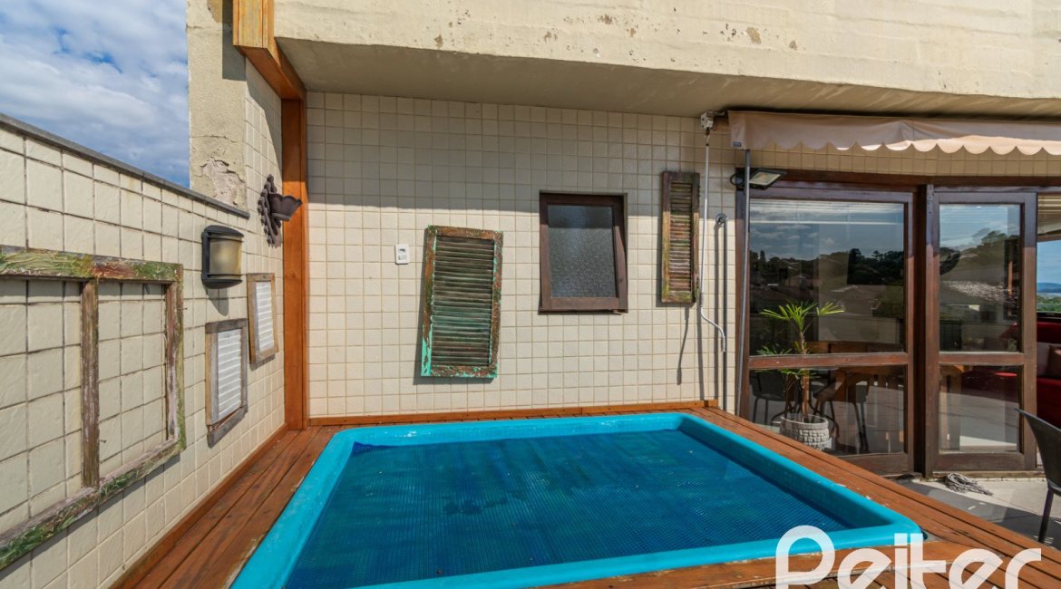 Cobertura à venda com 180m², 2 dormitórios, 1 suíte, 2 vagas, no bairro Vila Assunção em Porto Alegre