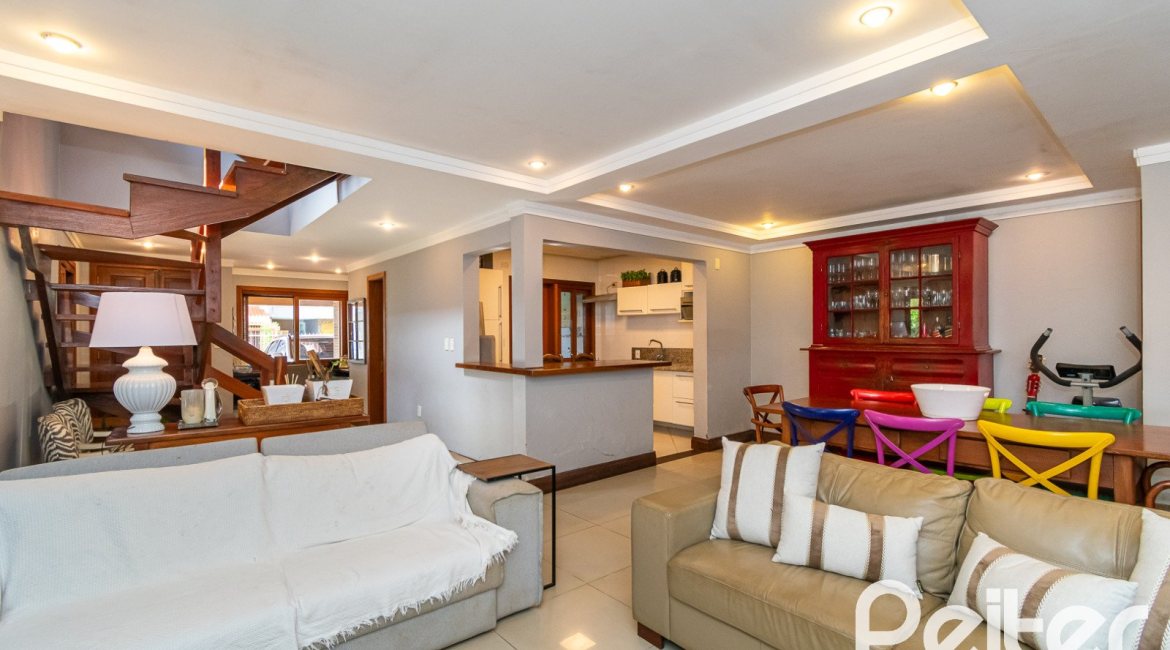 Casa em Condomínio à venda com 216m², 3 dormitórios, 3 suítes, 2 vagas, no bairro Hípica em Porto Alegre