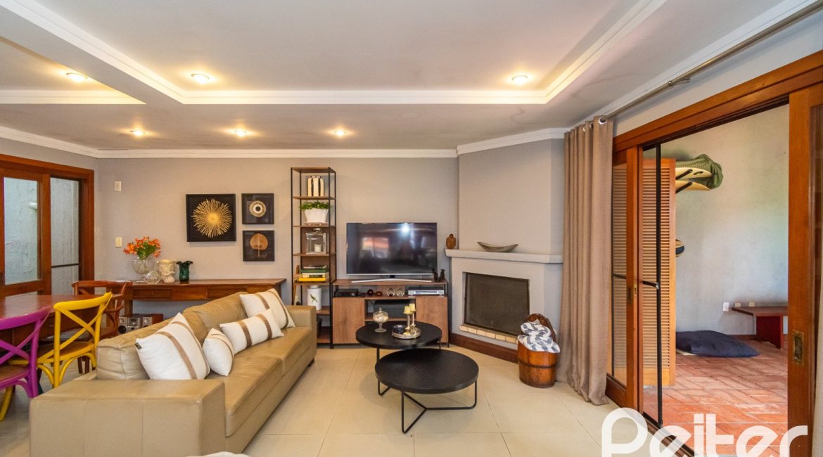 Casa em Condomínio à venda com 216m², 3 dormitórios, 3 suítes, 2 vagas, no bairro Hípica em Porto Alegre