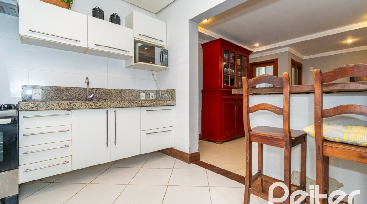 Casa em Condomínio à venda com 216m², 3 dormitórios, 3 suítes, 2 vagas, no bairro Hípica em Porto Alegre