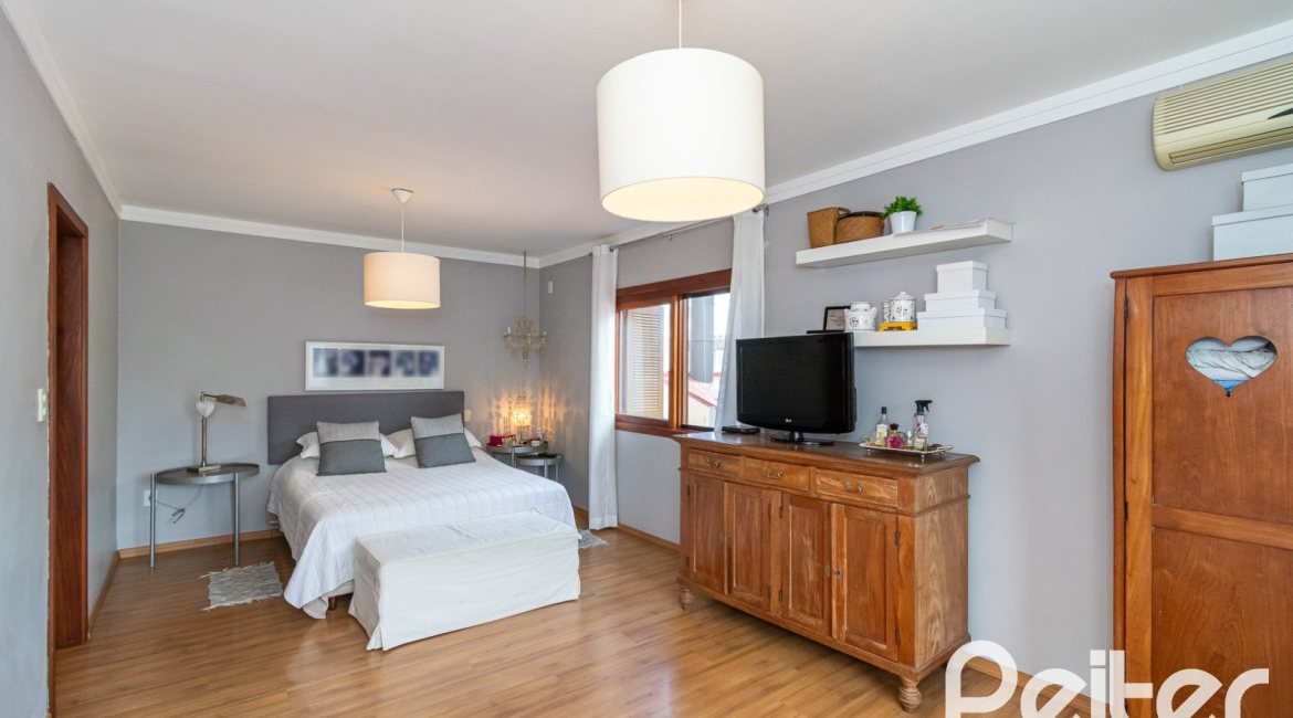 Casa em Condomínio à venda com 216m², 3 dormitórios, 3 suítes, 2 vagas, no bairro Hípica em Porto Alegre