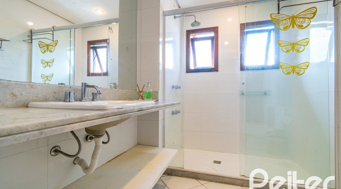 Casa em Condomínio à venda com 216m², 3 dormitórios, 3 suítes, 2 vagas, no bairro Hípica em Porto Alegre