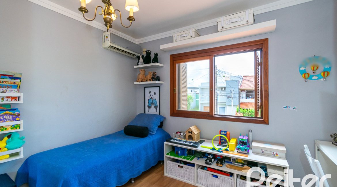 Casa em Condomínio à venda com 216m², 3 dormitórios, 3 suítes, 2 vagas, no bairro Hípica em Porto Alegre