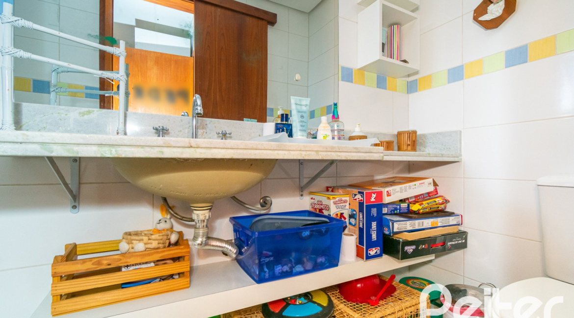 Casa em Condomínio à venda com 216m², 3 dormitórios, 3 suítes, 2 vagas, no bairro Hípica em Porto Alegre