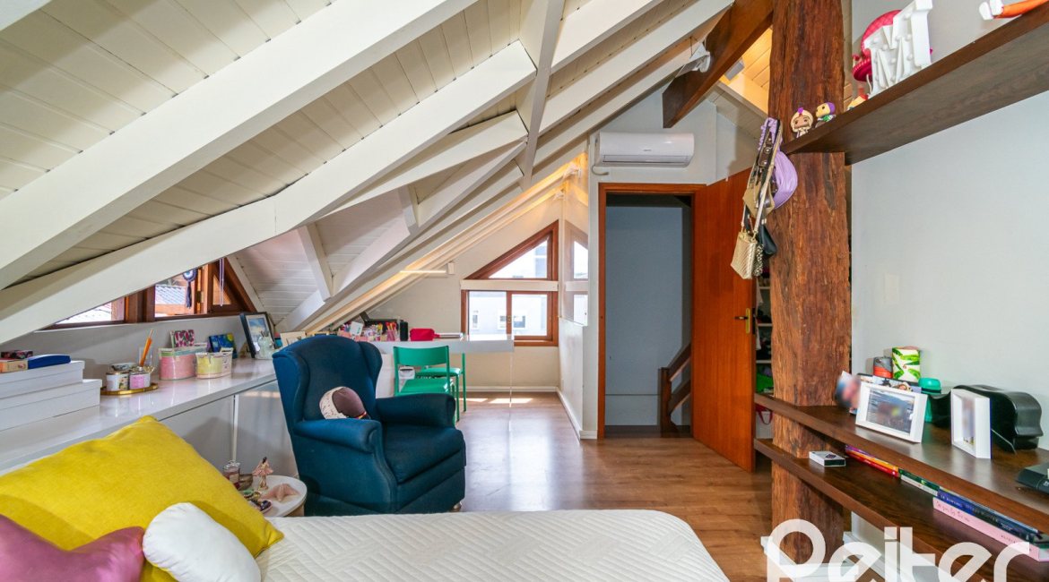 Casa em Condomínio à venda com 216m², 3 dormitórios, 3 suítes, 2 vagas, no bairro Hípica em Porto Alegre