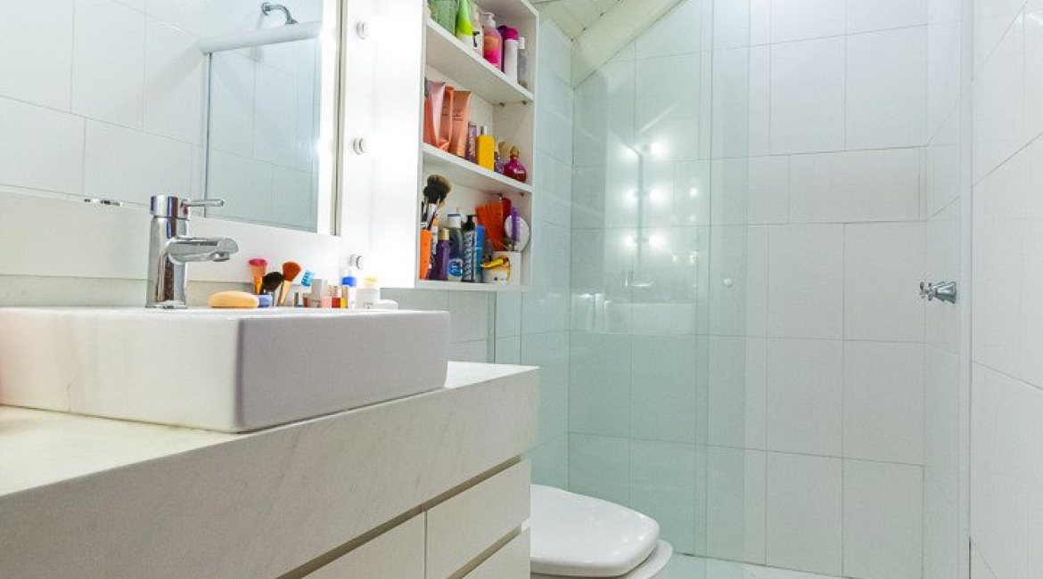 Casa em Condomínio à venda com 216m², 3 dormitórios, 3 suítes, 2 vagas, no bairro Hípica em Porto Alegre