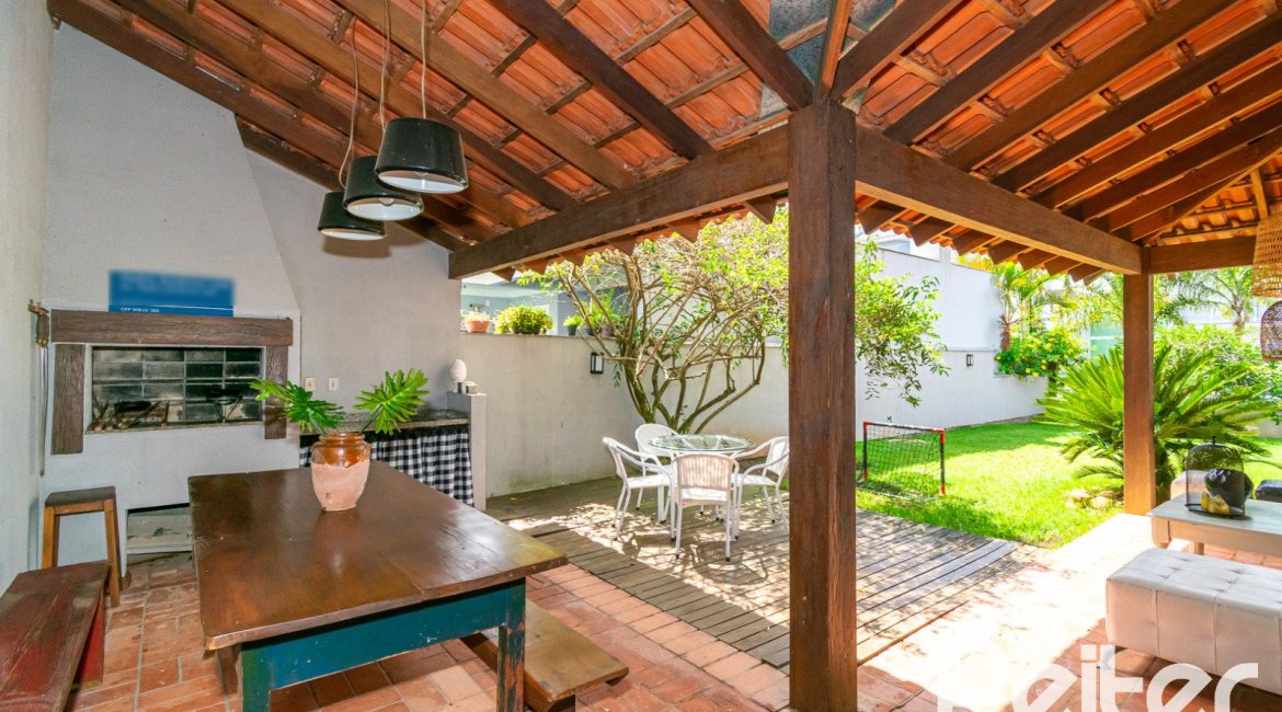 Casa em Condomínio à venda com 216m², 3 dormitórios, 3 suítes, 2 vagas, no bairro Hípica em Porto Alegre