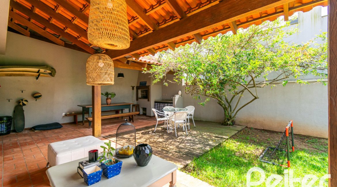 Casa em Condomínio à venda com 216m², 3 dormitórios, 3 suítes, 2 vagas, no bairro Hípica em Porto Alegre