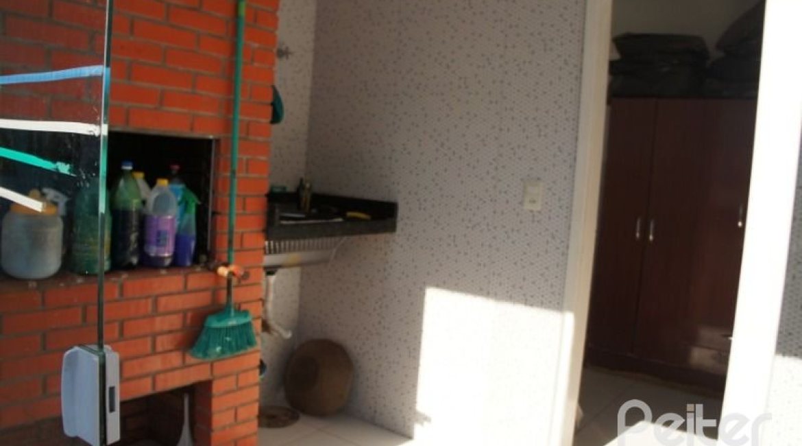 Casa à venda com 184m², 3 dormitórios, 1 suíte, 4 vagas, no bairro Ipanema / Jardim Verde em Porto Alegre