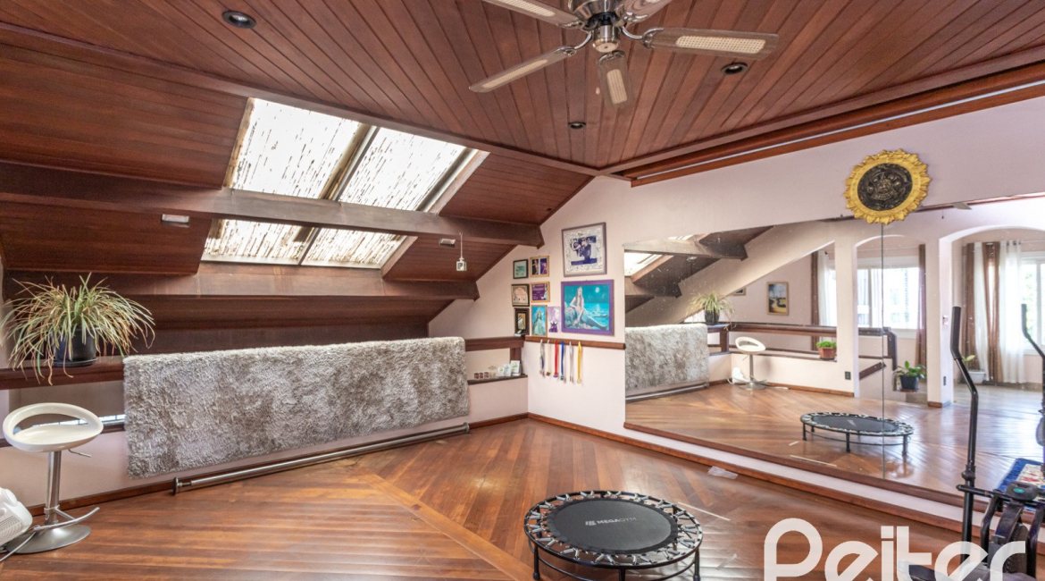 Casa à venda com 292m², 3 dormitórios, 1 suíte, 5 vagas, no bairro Ipanema em Porto Alegre