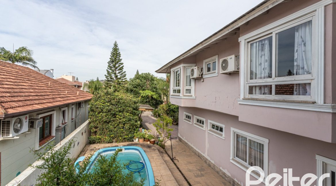 Casa à venda com 292m², 3 dormitórios, 1 suíte, 5 vagas, no bairro Ipanema em Porto Alegre