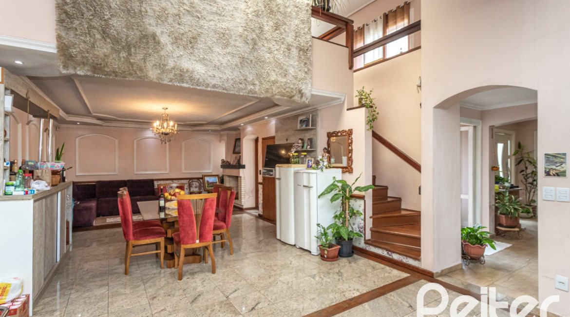 Casa à venda com 292m², 3 dormitórios, 1 suíte, 5 vagas, no bairro Ipanema em Porto Alegre