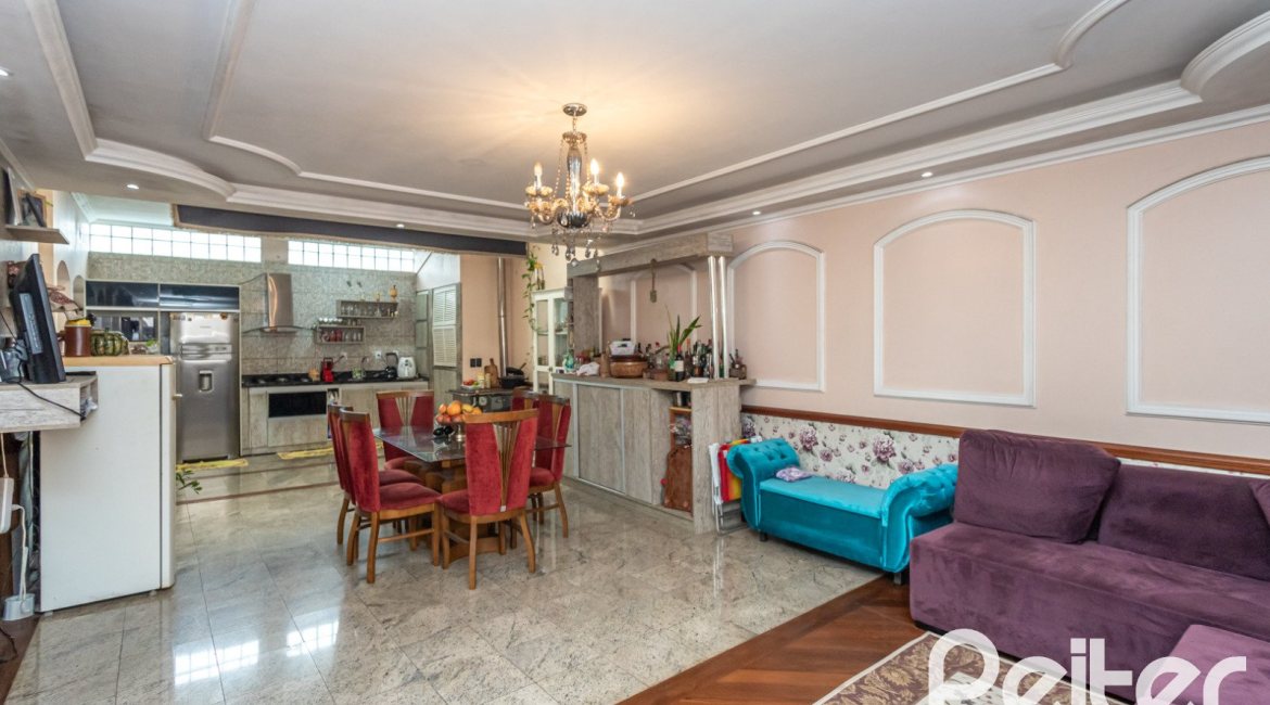 Casa à venda com 292m², 3 dormitórios, 1 suíte, 5 vagas, no bairro Ipanema em Porto Alegre