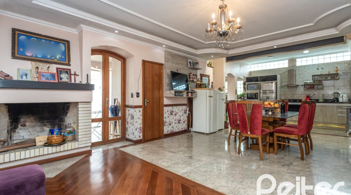 Casa à venda com 292m², 3 dormitórios, 1 suíte, 5 vagas, no bairro Ipanema em Porto Alegre