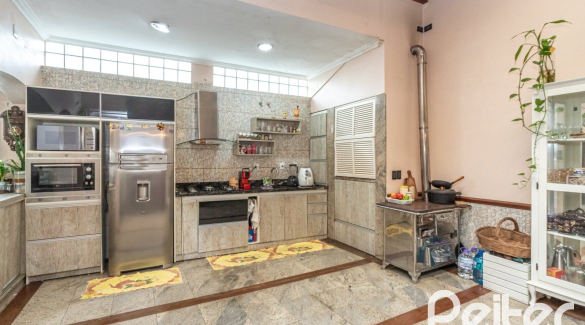 Casa à venda com 292m², 3 dormitórios, 1 suíte, 5 vagas, no bairro Ipanema em Porto Alegre