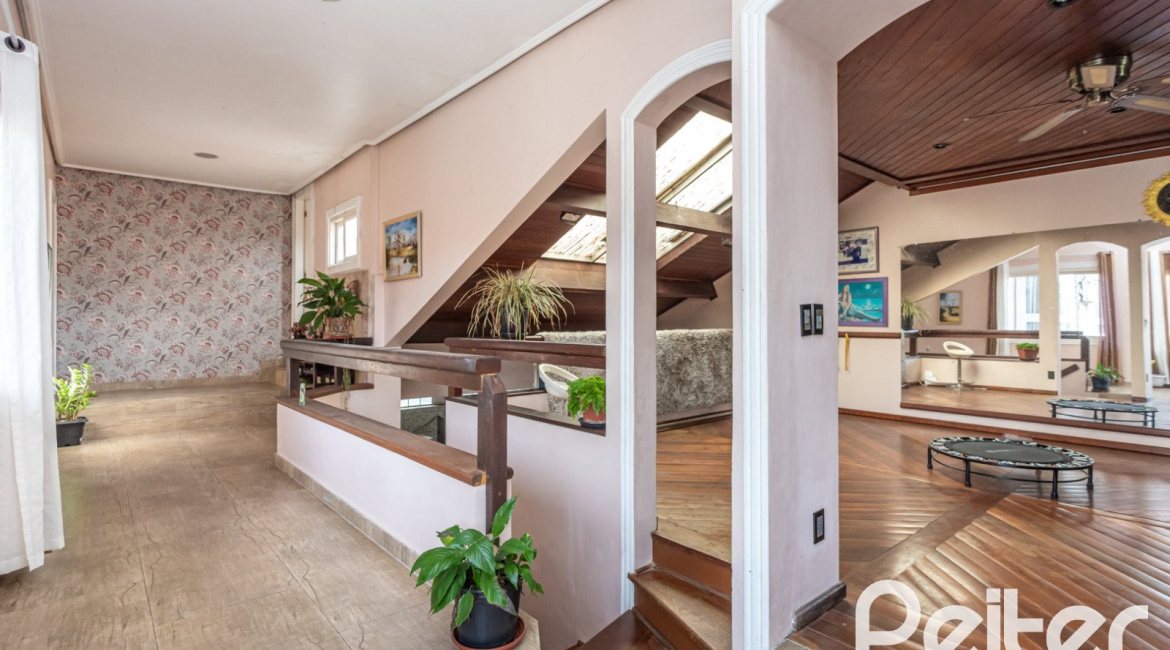 Casa à venda com 292m², 3 dormitórios, 1 suíte, 5 vagas, no bairro Ipanema em Porto Alegre