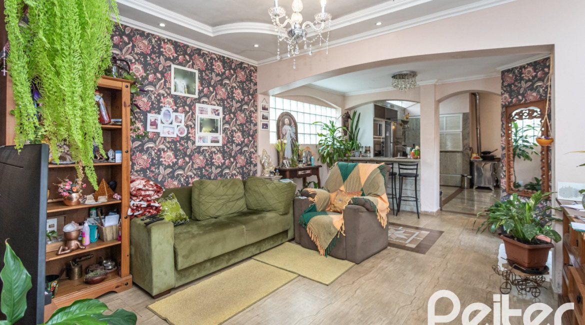 Casa à venda com 292m², 3 dormitórios, 1 suíte, 5 vagas, no bairro Ipanema em Porto Alegre