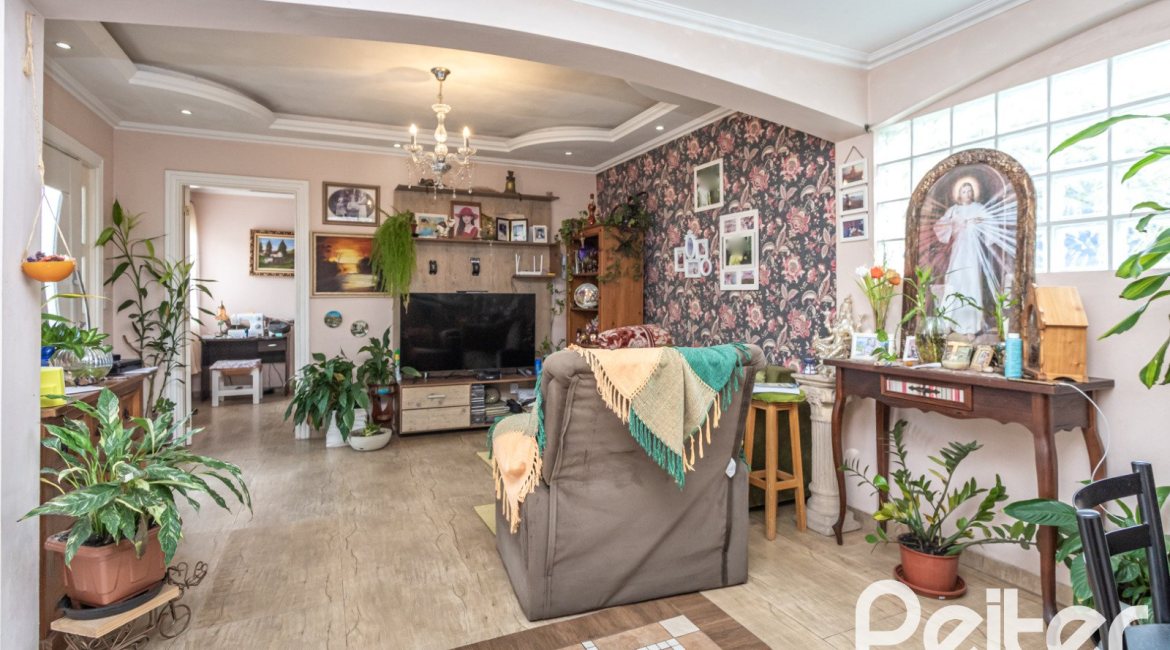 Casa à venda com 292m², 3 dormitórios, 1 suíte, 5 vagas, no bairro Ipanema em Porto Alegre