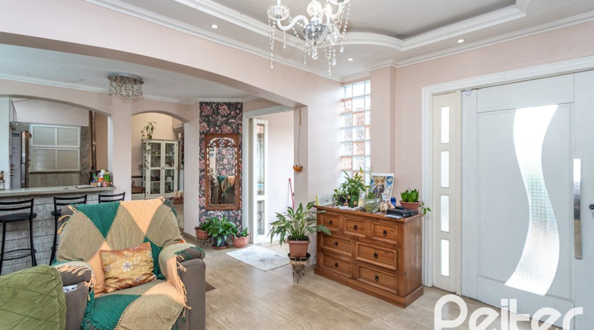 Casa à venda com 292m², 3 dormitórios, 1 suíte, 5 vagas, no bairro Ipanema em Porto Alegre