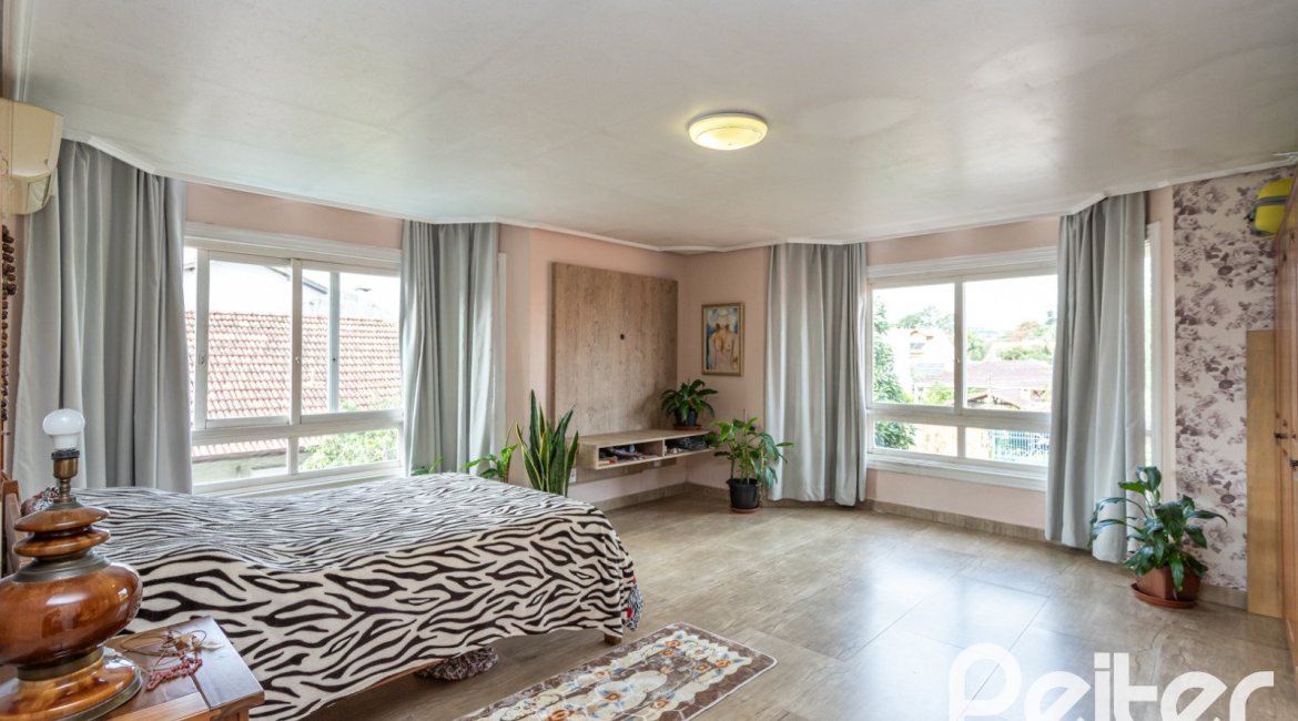 Casa à venda com 292m², 3 dormitórios, 1 suíte, 5 vagas, no bairro Ipanema em Porto Alegre