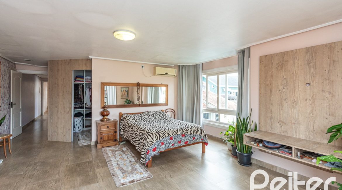 Casa à venda com 292m², 3 dormitórios, 1 suíte, 5 vagas, no bairro Ipanema em Porto Alegre