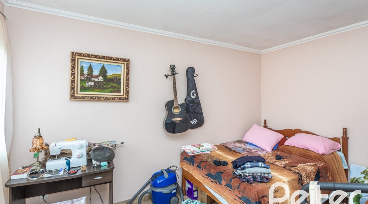 Casa à venda com 292m², 3 dormitórios, 1 suíte, 5 vagas, no bairro Ipanema em Porto Alegre
