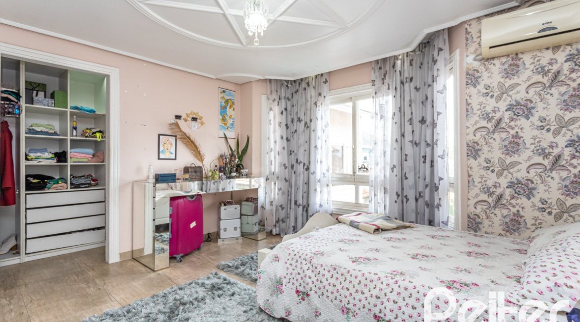 Casa à venda com 292m², 3 dormitórios, 1 suíte, 5 vagas, no bairro Ipanema em Porto Alegre