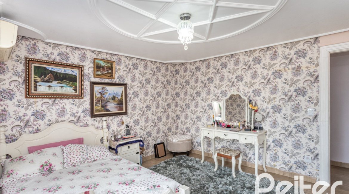 Casa à venda com 292m², 3 dormitórios, 1 suíte, 5 vagas, no bairro Ipanema em Porto Alegre