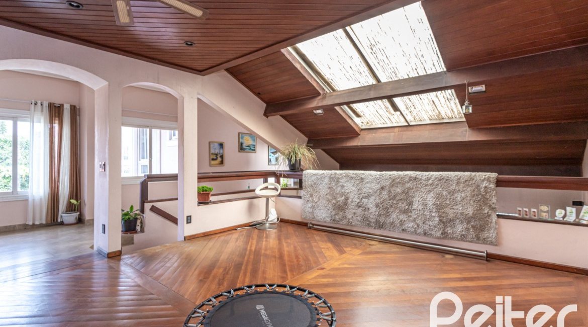 Casa à venda com 292m², 3 dormitórios, 1 suíte, 5 vagas, no bairro Ipanema em Porto Alegre