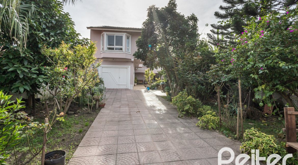 Casa à venda com 292m², 3 dormitórios, 1 suíte, 5 vagas, no bairro Ipanema em Porto Alegre
