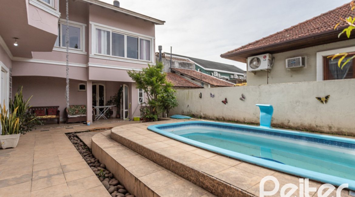 Casa à venda com 292m², 3 dormitórios, 1 suíte, 5 vagas, no bairro Ipanema em Porto Alegre