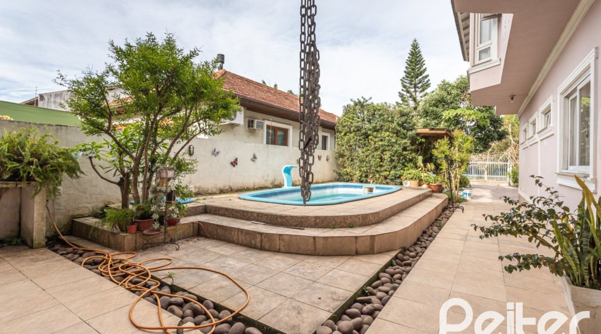 Casa à venda com 292m², 3 dormitórios, 1 suíte, 5 vagas, no bairro Ipanema em Porto Alegre
