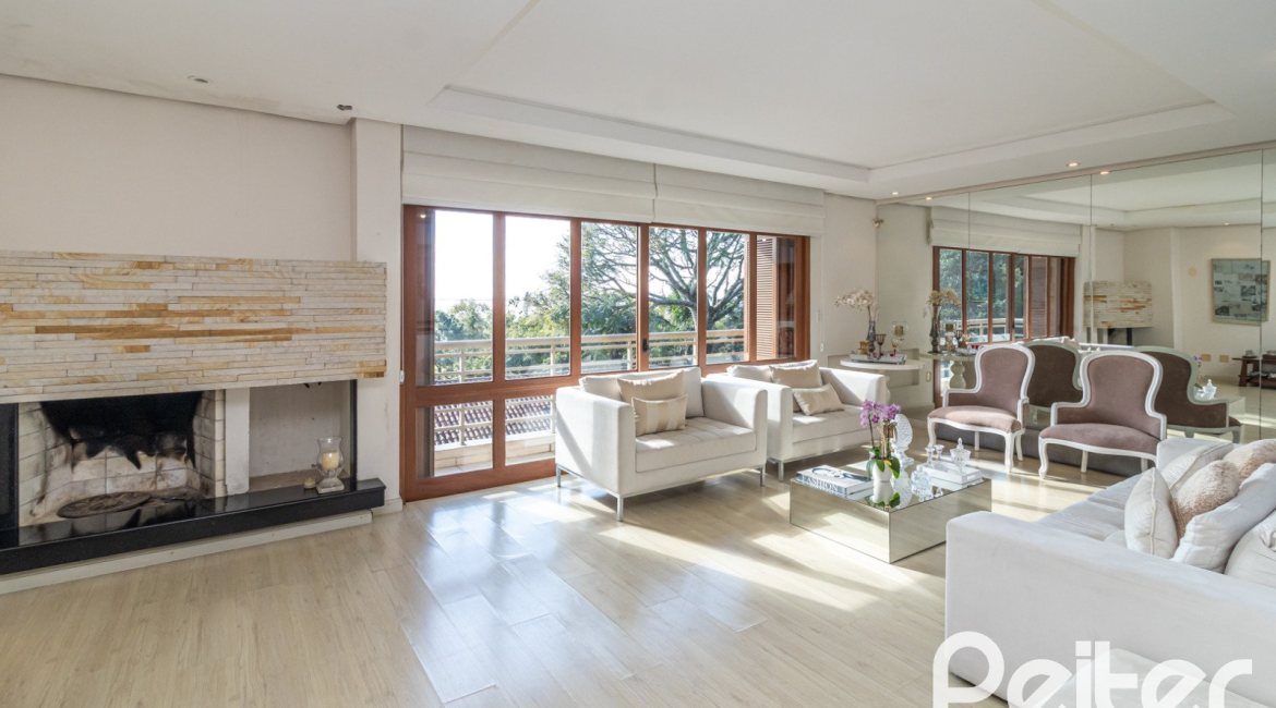 Casa em Condomínio à venda com 386m², 3 dormitórios, 1 suíte, 2 vagas, no bairro Vila Assuncao em Porto Alegre