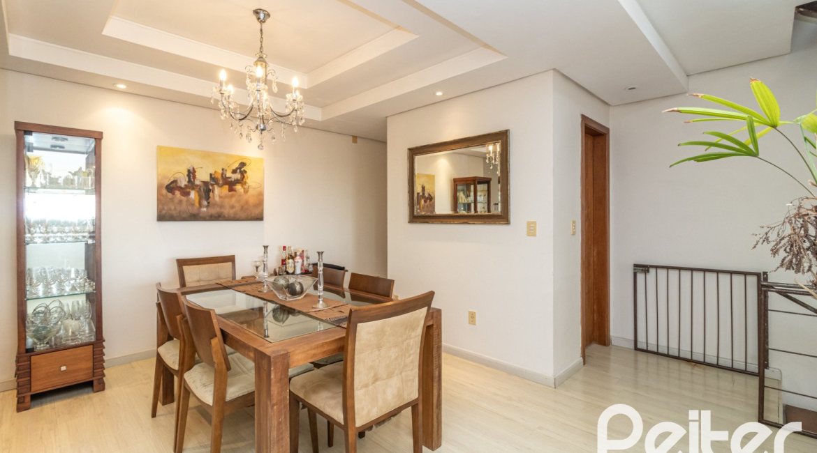 Casa em Condomínio à venda com 386m², 3 dormitórios, 1 suíte, 2 vagas, no bairro Vila Assuncao em Porto Alegre