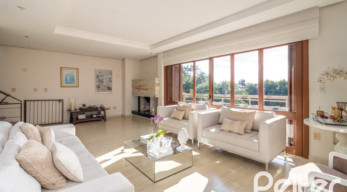 Casa em Condomínio à venda com 386m², 3 dormitórios, 1 suíte, 2 vagas, no bairro Vila Assuncao em Porto Alegre