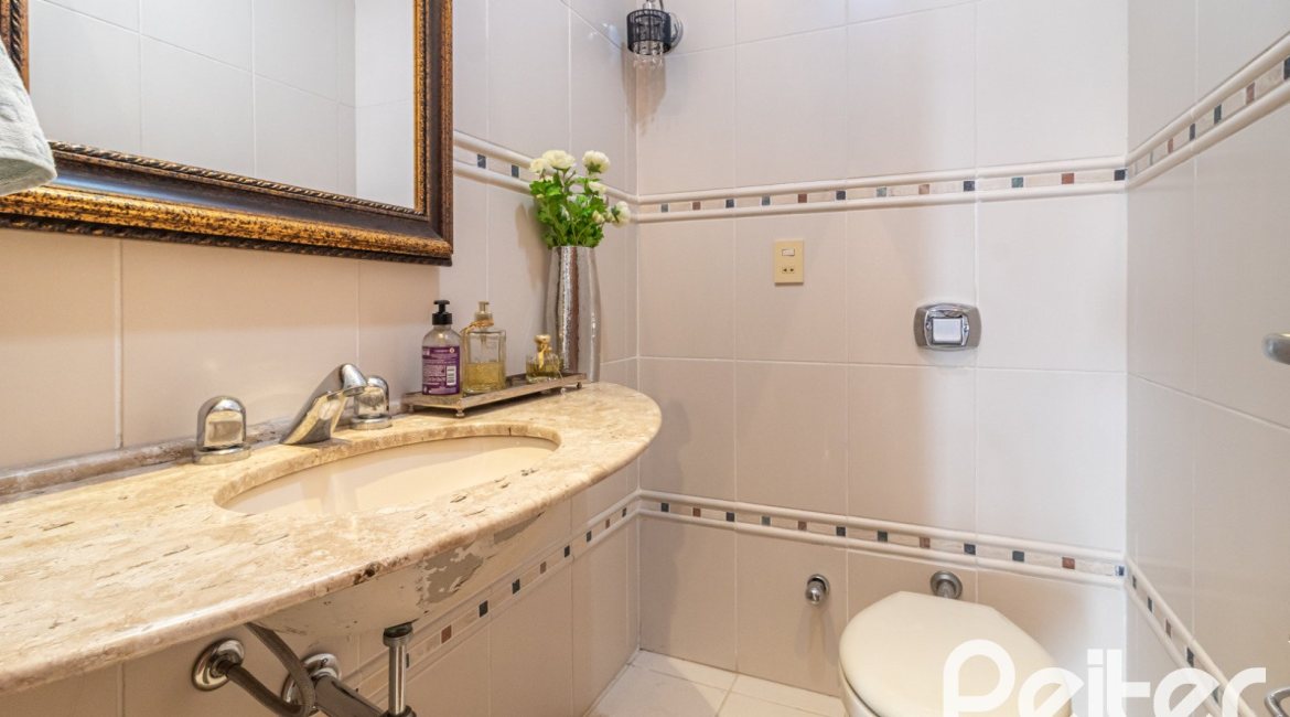 Casa em Condomínio à venda com 386m², 3 dormitórios, 1 suíte, 2 vagas, no bairro Vila Assuncao em Porto Alegre