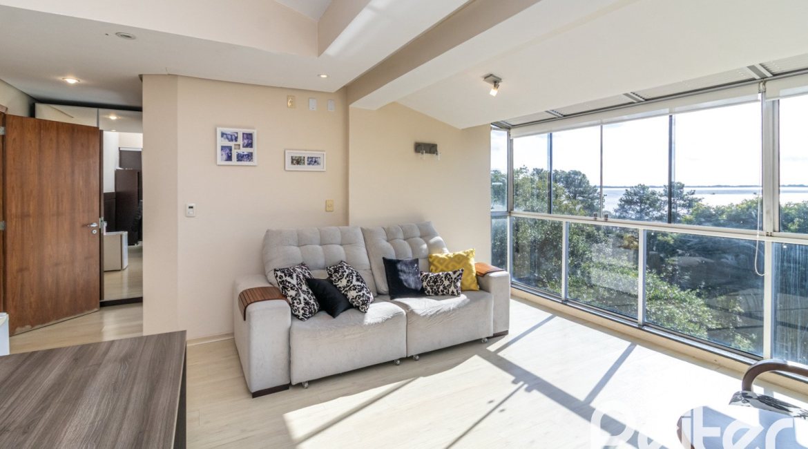 Casa em Condomínio à venda com 386m², 3 dormitórios, 1 suíte, 2 vagas, no bairro Vila Assuncao em Porto Alegre