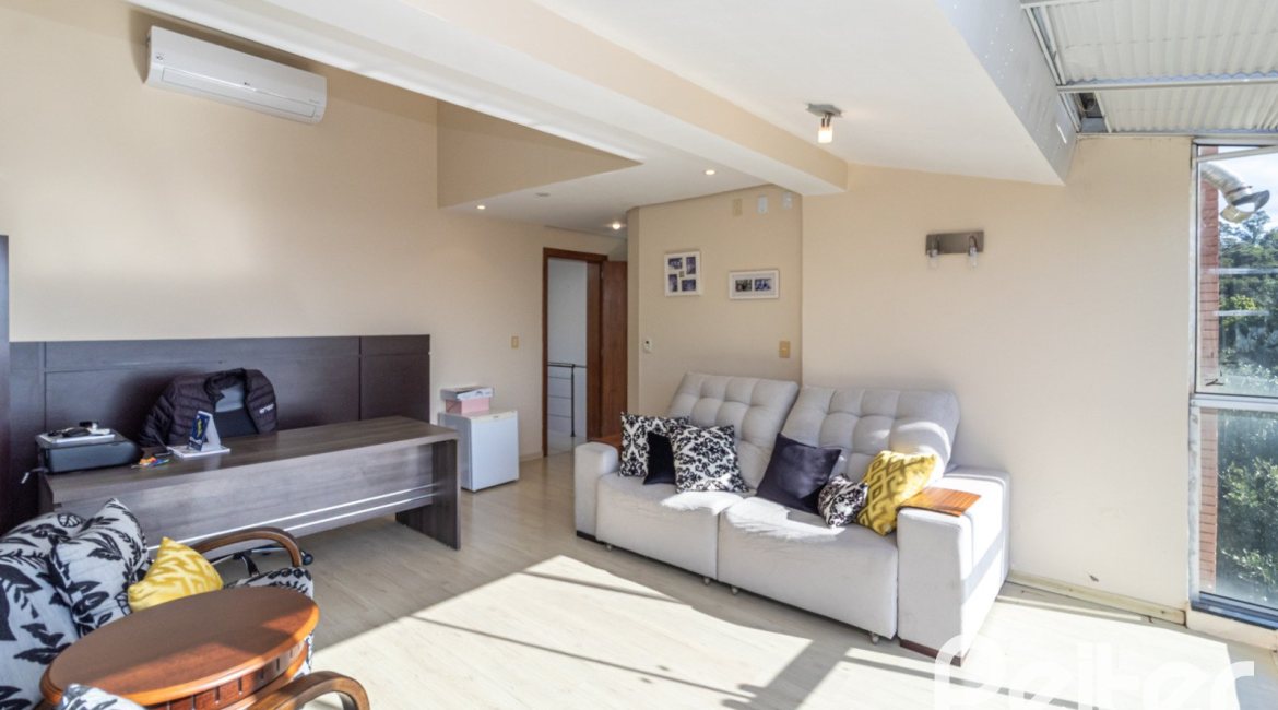 Casa em Condomínio à venda com 386m², 3 dormitórios, 1 suíte, 2 vagas, no bairro Vila Assuncao em Porto Alegre